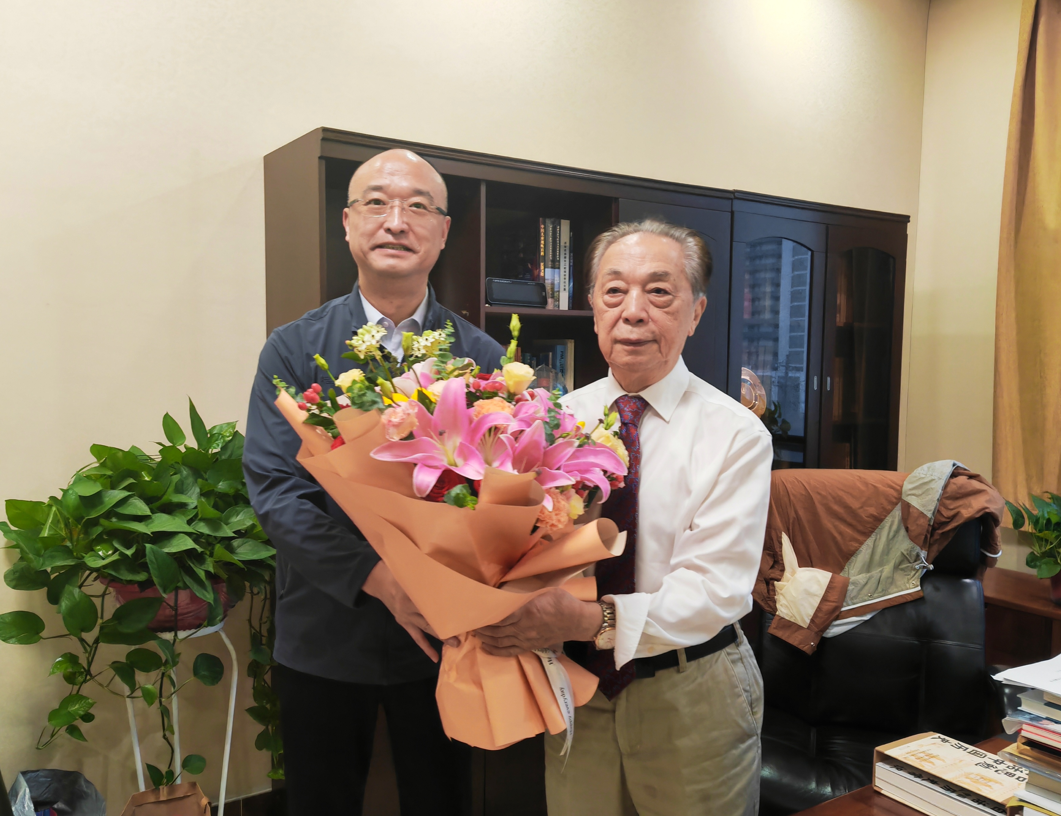 分省院黨組開展走訪慰問活動